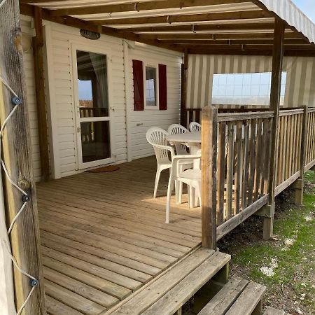 Mobil Home avec spacieuse terrasse à Meschers proche de Royan Meschers-sur-Gironde Exterior foto